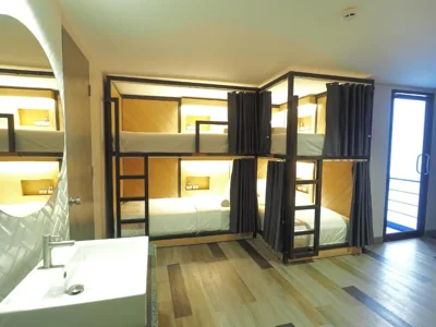 Cama en habitación compartida mixta de 8 camas — Alfresco Phuket Hotel