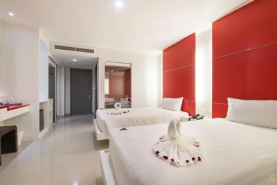 Habitación con dos camas individuales Deluxe y balcón — Alfresco Phuket Hotel